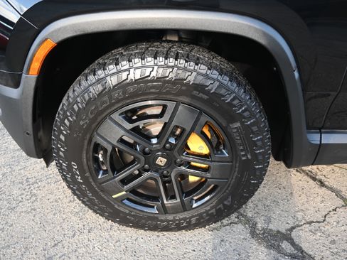 Used 2023 Rivian R1T Adventure image 19