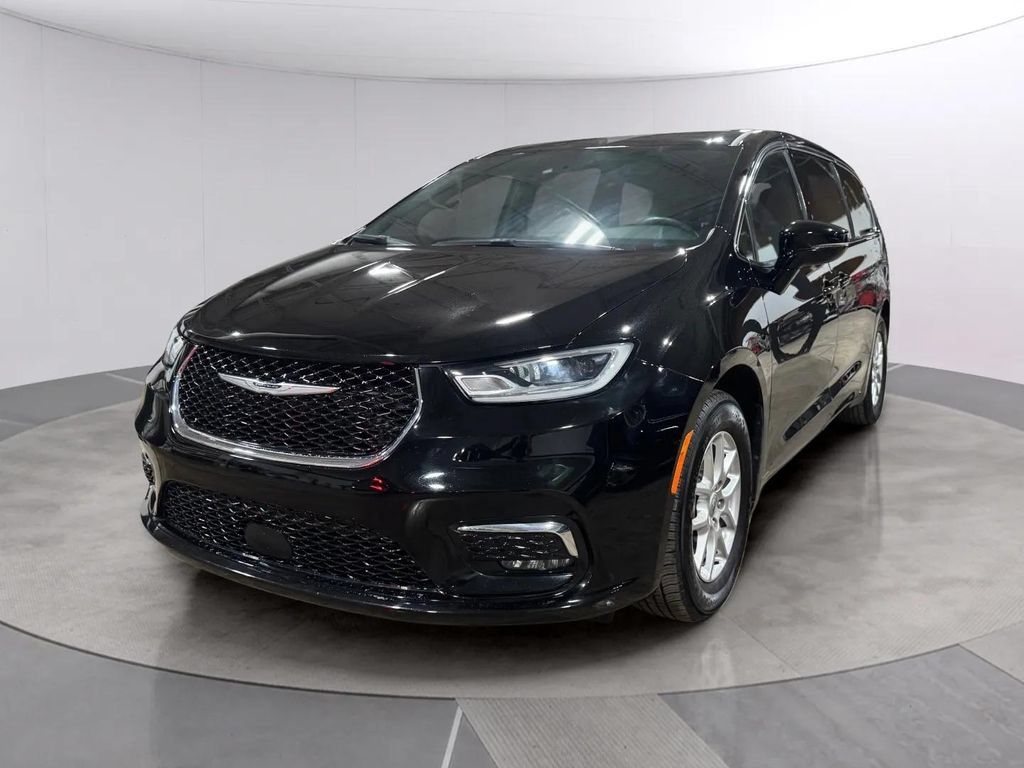 Used 2025 Chrysler Pacifica Select FWD image 7