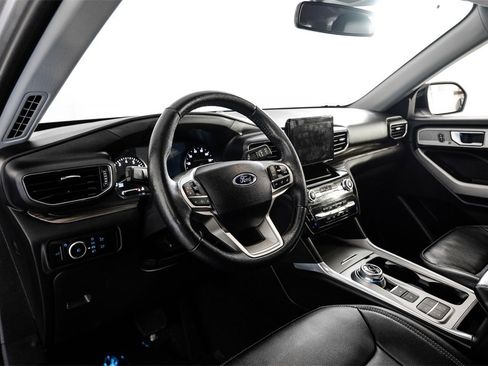 Used 2024 Ford Explorer Limited image 3