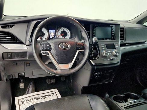 Used 2018 Toyota Sienna SE Premium image 13
