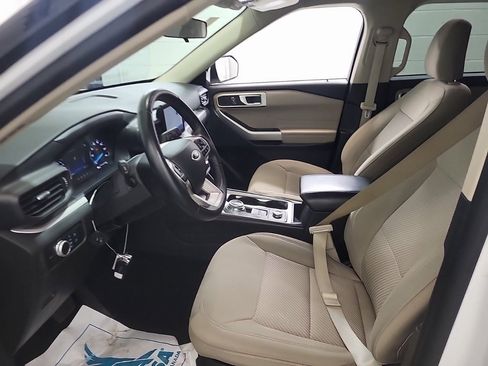 Used 2023 Ford Explorer XLT image 3