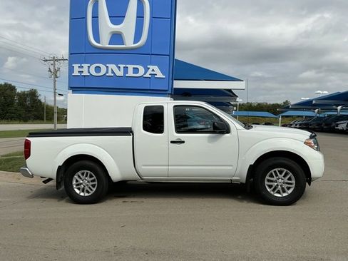 Used 2021 Nissan Frontier SV image 2