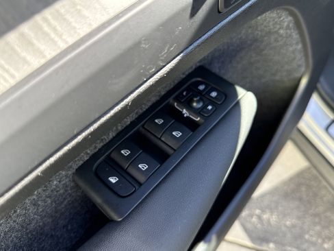 Used 2025 Volvo XC40 B5 Core image 15