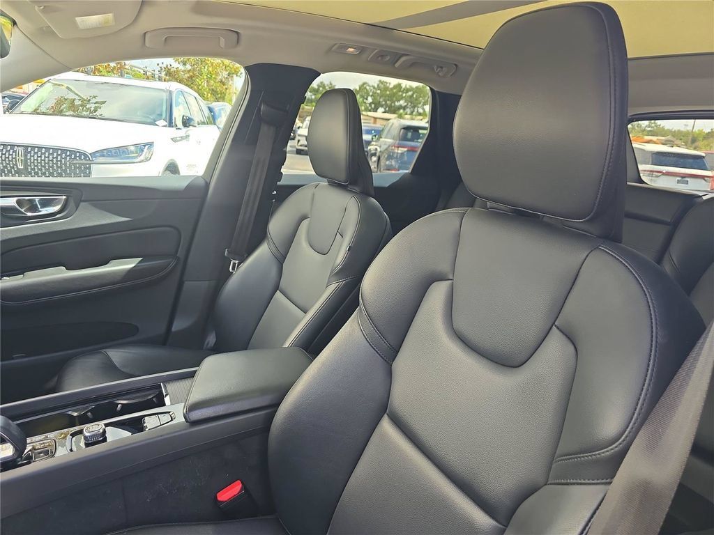 Used 2023 Volvo XC60 B5 Core w/ Climate Package FWD image 14