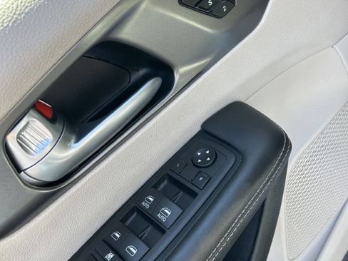 Used 2024 Chrysler Pacifica Touring-L image 9