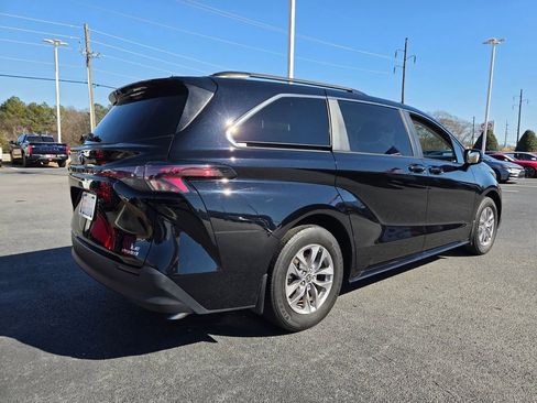 Certified 2023 Toyota Sienna LE image 12