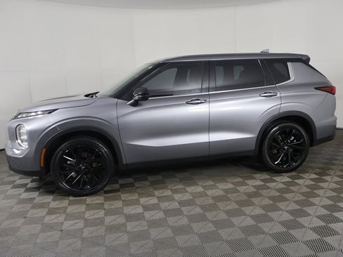 Used 2023 Mitsubishi Outlander SE Black Edition image 18