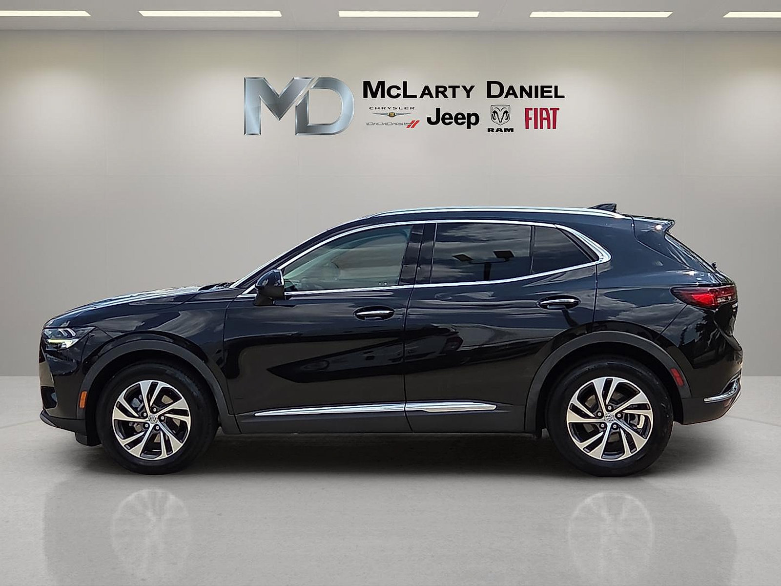 Used 2022 Buick Envision Essence w/ Technology Package I AWD/4WD image 3
