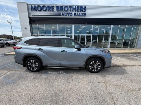 Used 2021 Toyota Highlander XLE FWD image 1