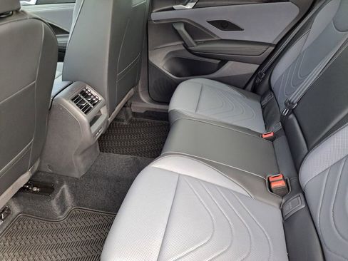 New 2025 Volkswagen Tiguan SE image 23