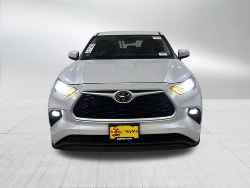 Used 2023 Toyota Highlander LE AWD/4WD image 2
