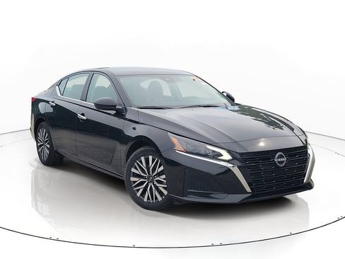 Used 2025 Nissan Altima 2.5 SV FWD image 1