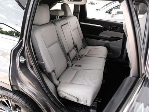 Used 2019 Toyota Highlander LE FWD image 36
