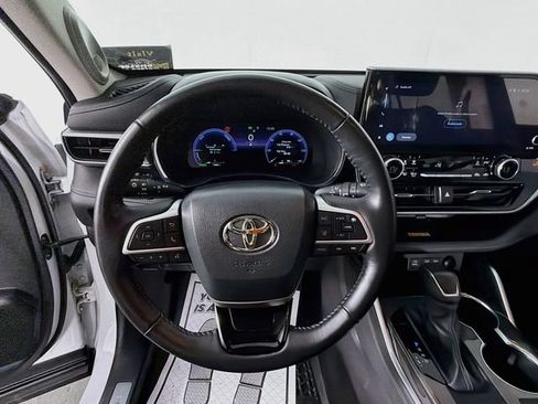 Used 2024 Toyota Highlander Platinum AWD/4WD image 11