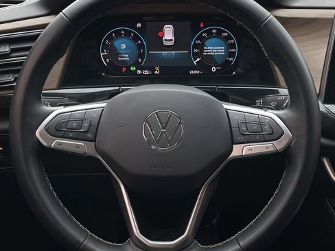 Used 2025 Volkswagen Atlas SE image 12