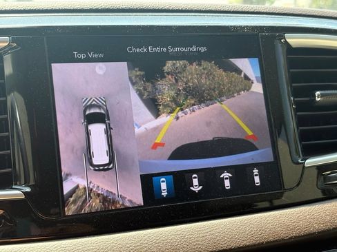 Used 2020 Chrysler Pacifica Touring-L Plus w/ Advanced Safetytec Group FWD image 15