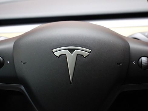 Used 2023 Tesla Model Y Long Range image 32