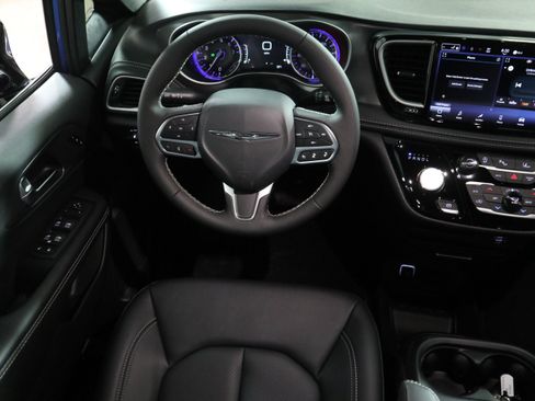 New 2026 Chrysler Pacifica Select image 16