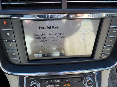 Used 2017 Lincoln Continental Reserve w/ Technology Package image 21