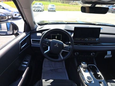 New 2025 Mitsubishi Outlander SE image 12