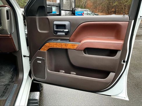 Used 2017 Chevrolet Silverado 2500 High Country w/ Snow Plow Prep Package image 12