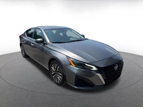 Used 2025 Nissan Altima 2.5 SV FWD image 3