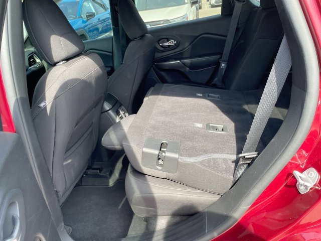 Used 2019 Jeep Cherokee Latitude w/ Popular Appearance Group AWD/4WD image 13