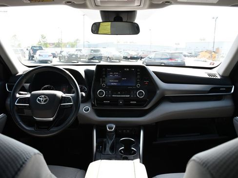 Used 2021 Toyota Highlander LE FWD image 22