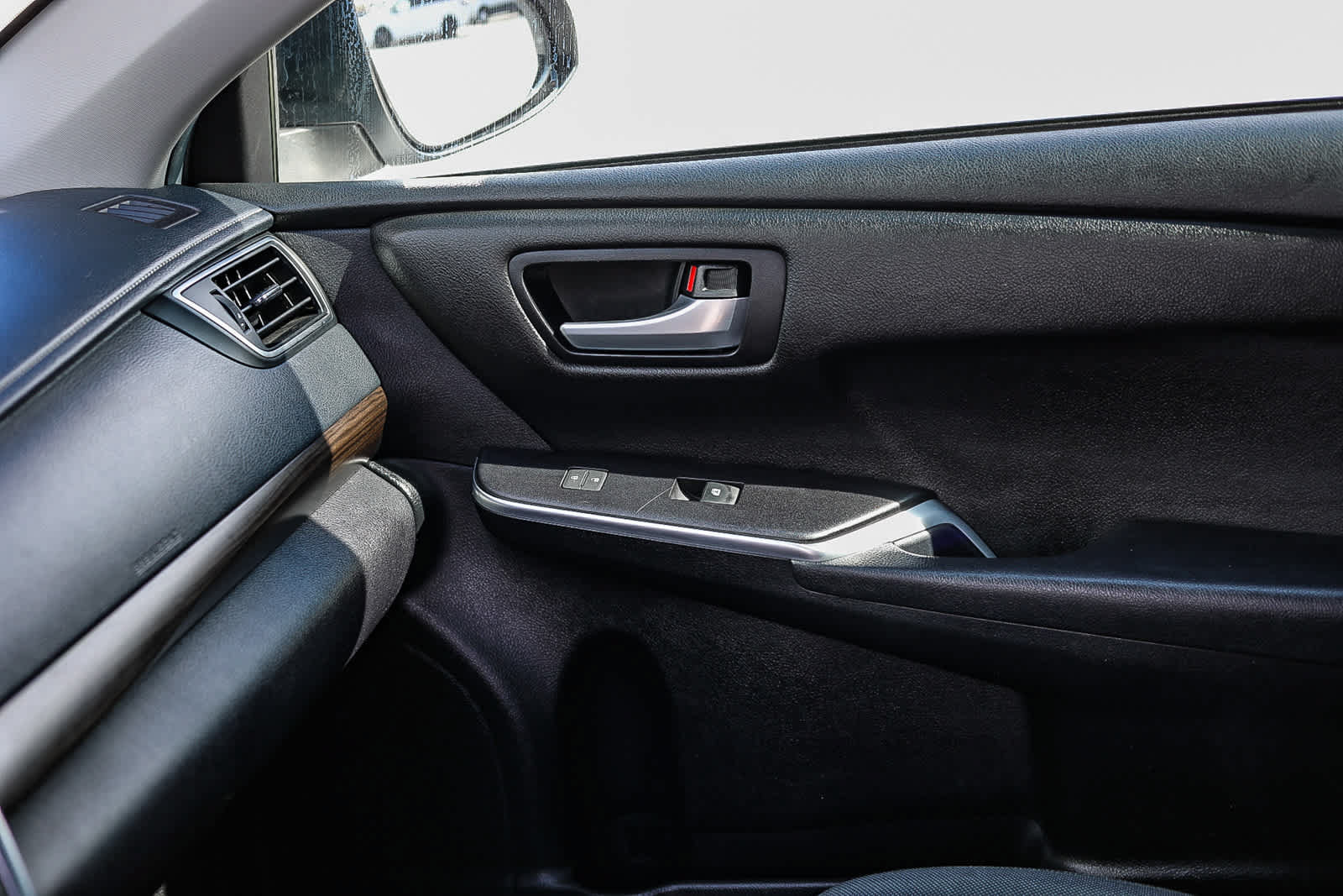 Used 2015 Toyota Camry LE FWD image 21