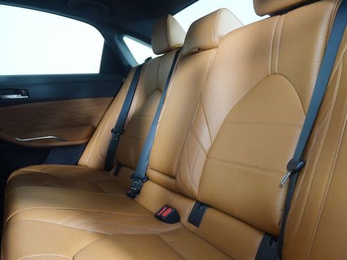 Used 2019 Toyota Avalon Limited image 17