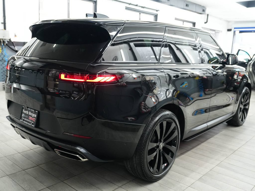 Used 2024 Land Rover Range Rover Sport SE AWD/4WD image 8