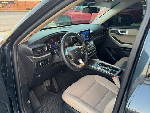 Used 2023 Ford Explorer XLT w/ Equipment Group 202A image 8