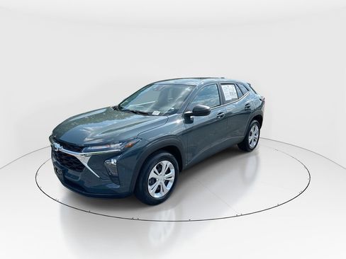 Used 2026 Chevrolet Trax LS FWD image 4