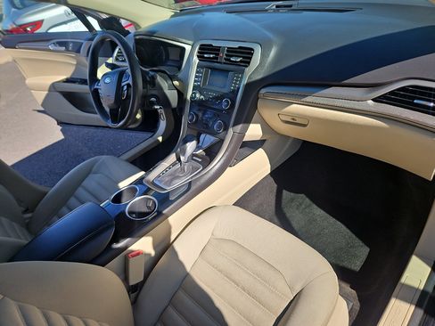 Used 2014 Ford Fusion SE image 16