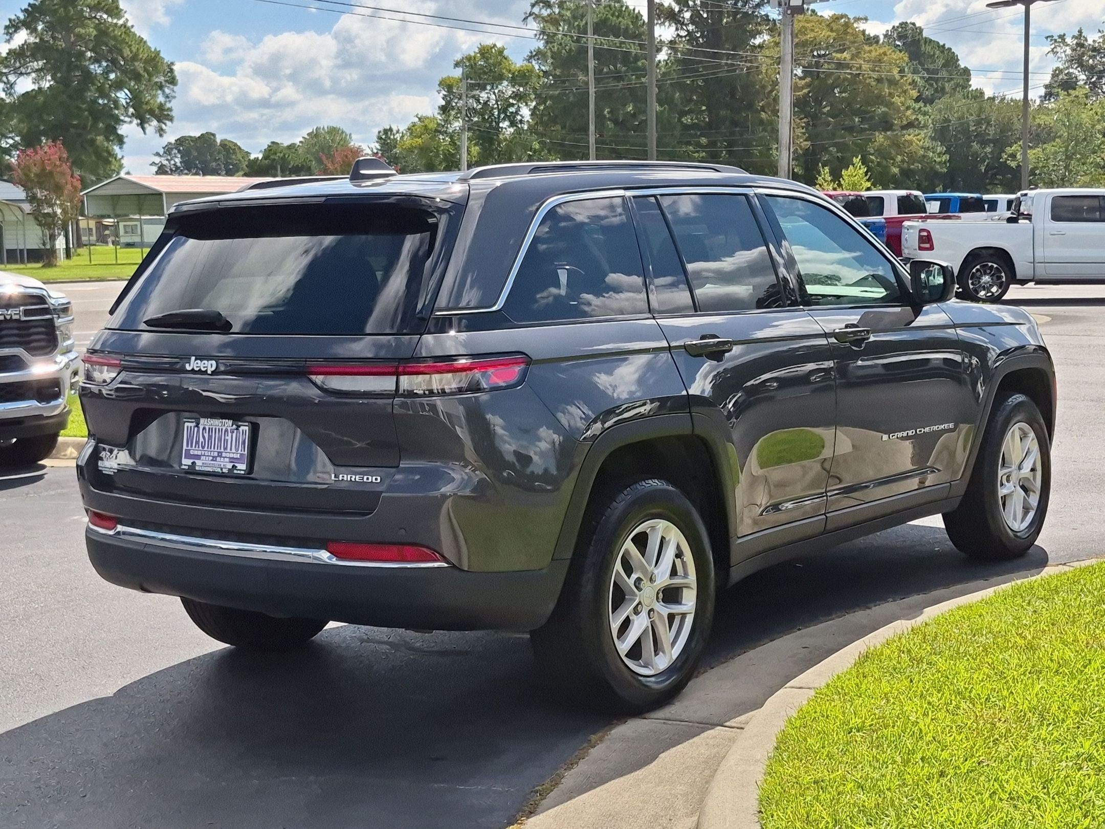 Used 2025 Jeep Grand Cherokee Laredo X w/ Luxury Tech Group I AWD/4WD image 5