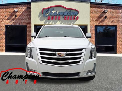 Used 2017 Cadillac Escalade Premium Luxury RWD image 10