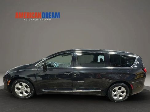 Used 2017 Chrysler Pacifica Touring-L Plus FWD image 2