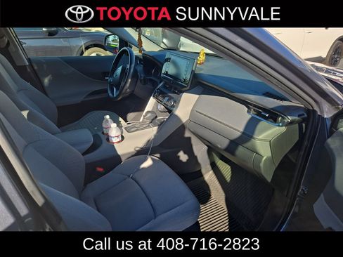 Certified 2022 Toyota Venza LE image 3