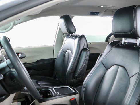 Used 2024 Chrysler Pacifica Touring-L FWD image 23