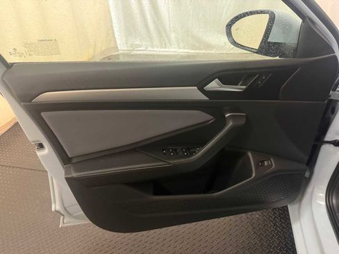 Certified 2025 Volkswagen Jetta SE w/ Sunroof Package image 20