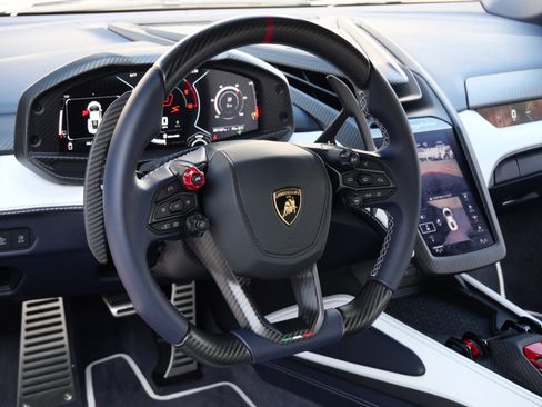 Used 2025 Lamborghini Revuelto Base image 17