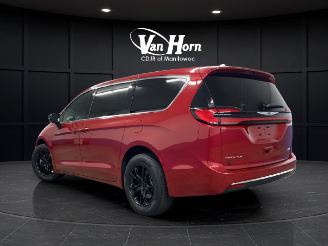 Used 2025 Chrysler Pacifica Select AWD/4WD image 5
