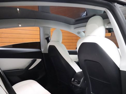 Used 2021 Tesla Model Y Long Range image 52