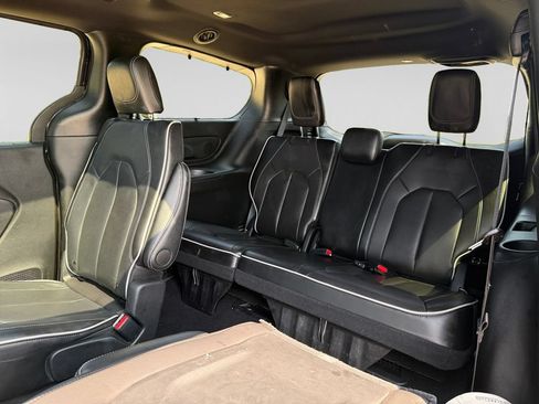 Used 2025 Chrysler Pacifica Limited FWD image 38