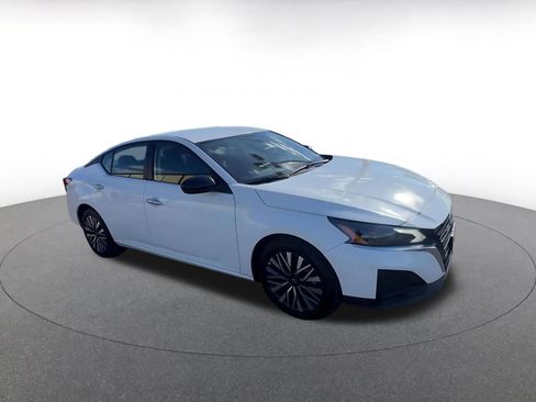 Used 2025 Nissan Altima 2.5 SV image 2
