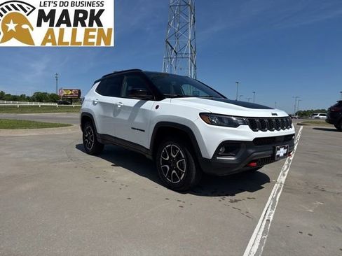 Used 2025 Jeep Compass Trailhawk AWD/4WD image 1