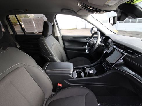 Used 2023 Jeep Grand Cherokee Laredo w/ Luxury Tech Group I AWD/4WD image 27