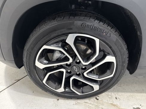 Used 2024 Chevrolet Trax RS w/ Sunroof Package FWD image 30