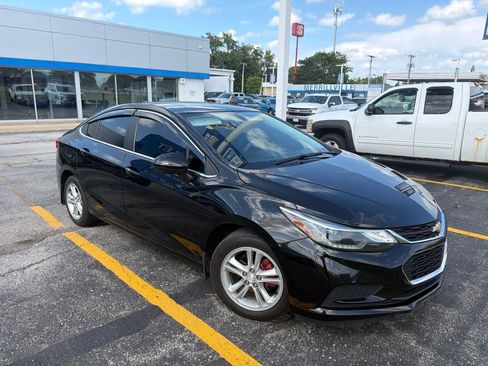 Used 2017 Chevrolet Cruze LT FWD image 2