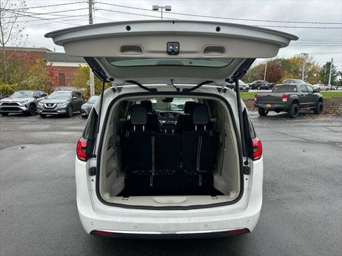 Certified 2024 Chrysler Pacifica Touring-L image 16